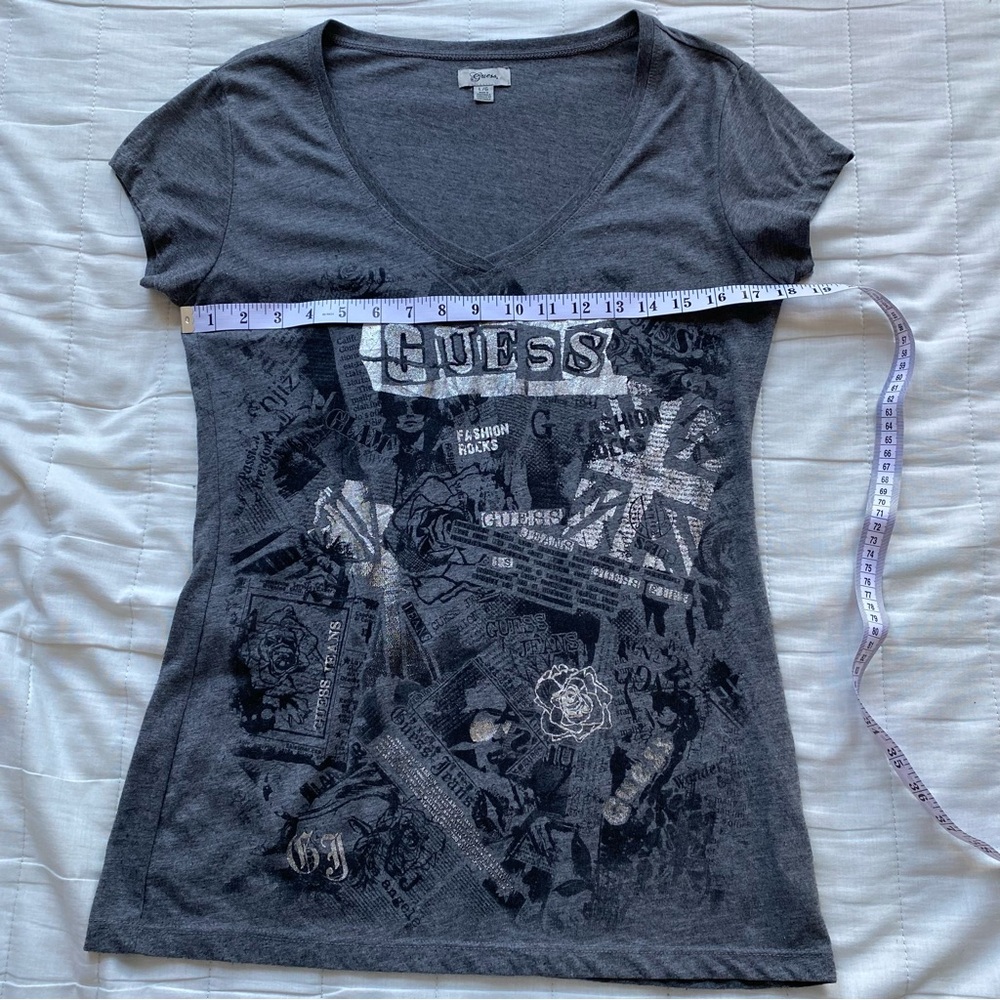 GUESS Charcoal Gray V-Neck Graphic Short Sleeve Tee - Picture 6 of 7